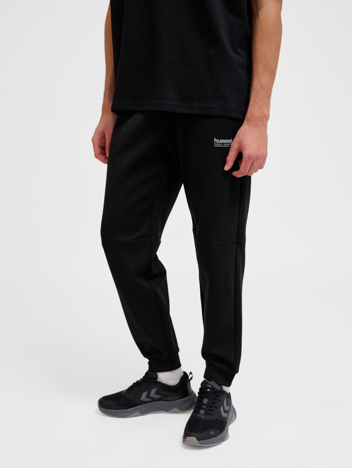 hmlTECH FLEECE REGULAR PANTS, BLACK, model
