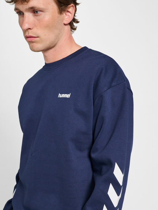hmlCHEVRON ATHLETIC SWEATSHIRT, DRESS BLUES, model