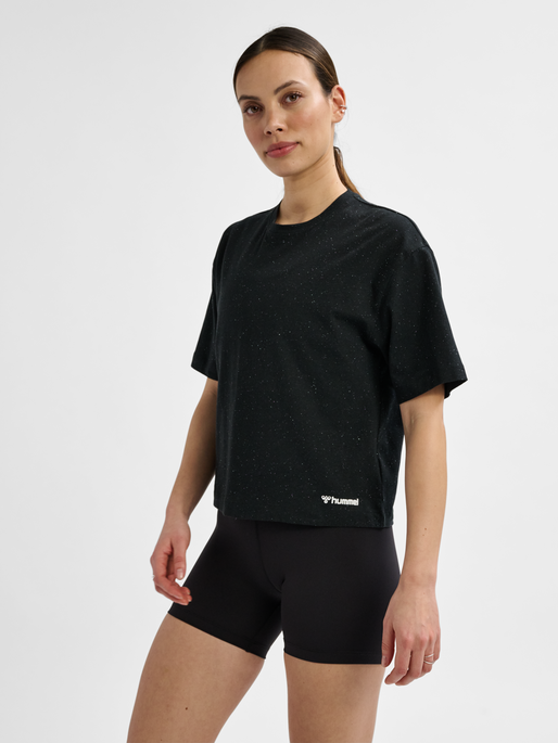 hmlMT ULTRA BOXY SHORT T-SHIRT, BLACK/MULTI COLOUR MELANGE, model