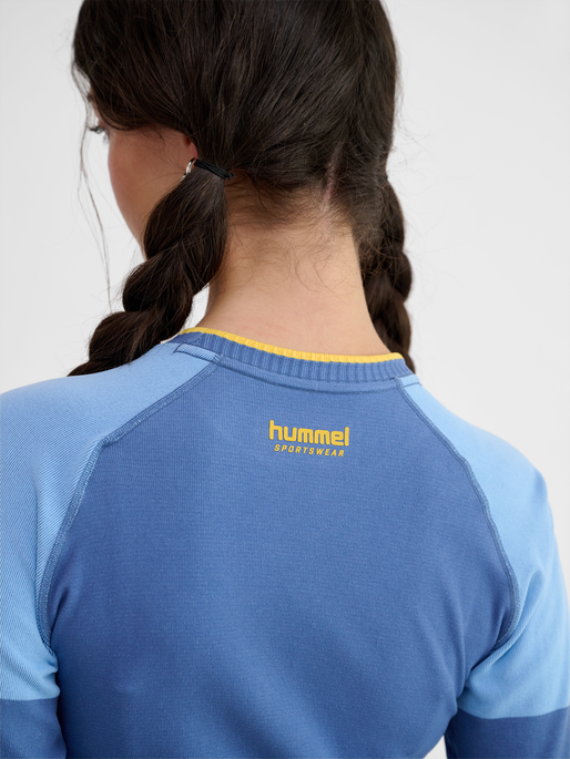 hmlSEAMLESS TEE LS, DUTCH BLUE, model