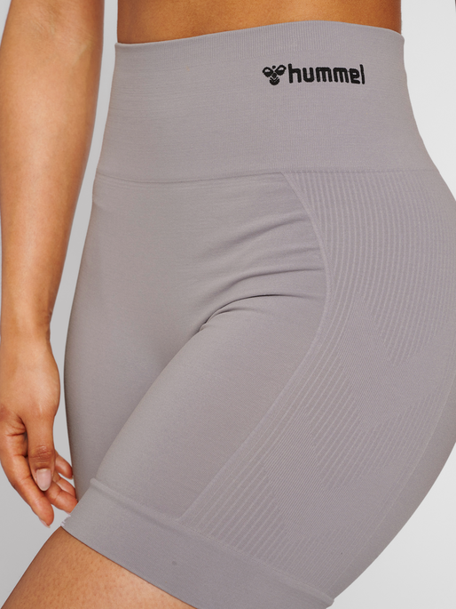 hmlTIF SEAMLESS SHORTS, MINIMAL GRAY, model