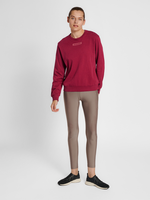 hmlTE ELEMENT SWEATSHIRT, CABERNET, model