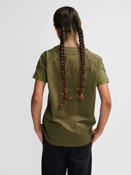 hmlTRAVEL T-SHIRT S/S KIDS, MILITARY OLIVE, model