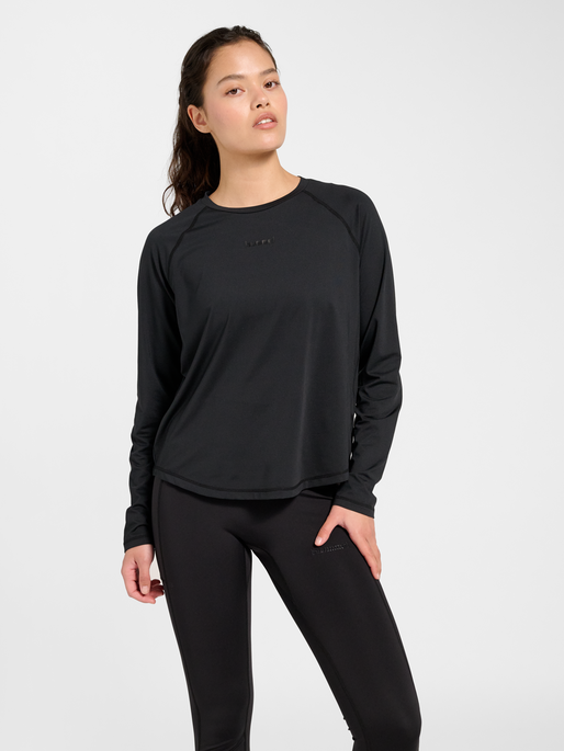 hmlVANJA TECH T-SHIRT L/S, BLACK, model