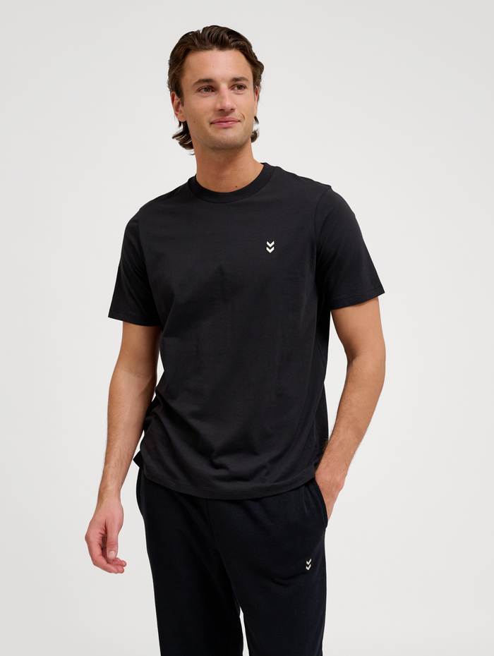 hmlPULSE T-SHIRT, BLACK, model