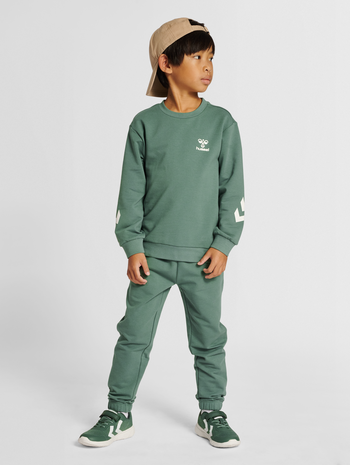 hmlVENTI TRACKSUIT, LAUREL WREATH, model