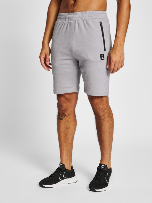 hmlMT INTERVAL SHORTS, GREY MELANGE, model