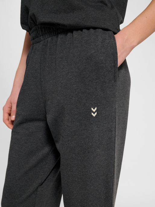 hmlPULSE W SWEAT PANTS, DARK GREY MELANGE, model