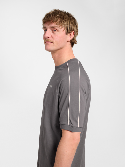 hmlCLUB REST DAY T-SHIRT S/S, CHARCOAL GRAY, model