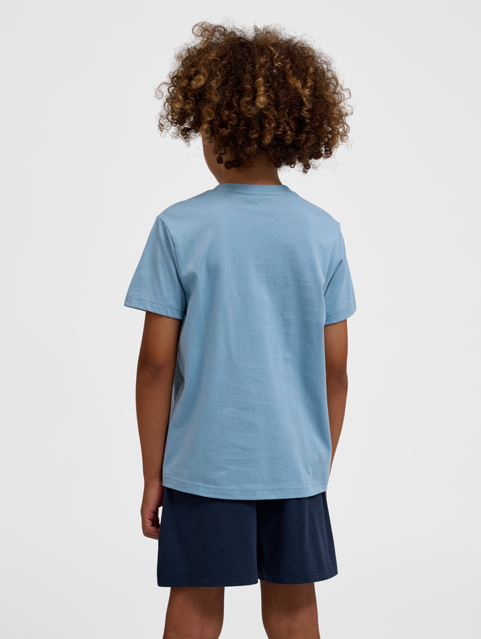 hmlPETS T-SHIRT S/S, FADED DENIM, model