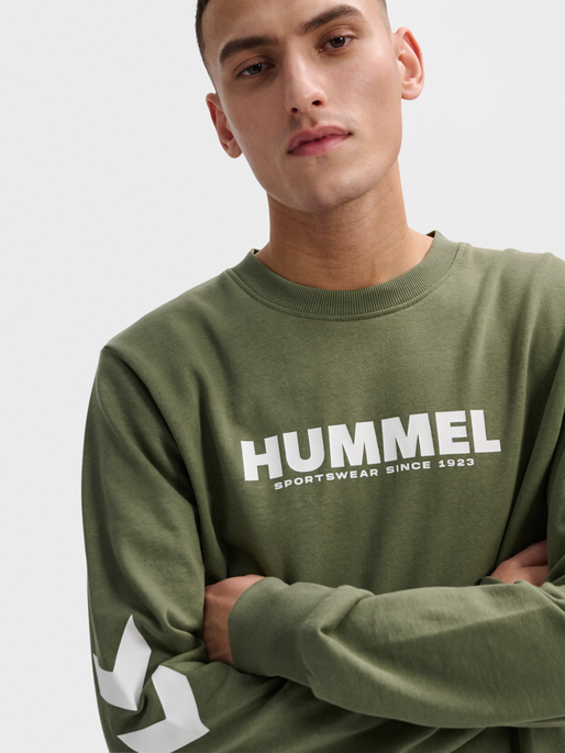 hmlLEGACY SWEATSHIRT, DEEP LICHEN GREEN, model