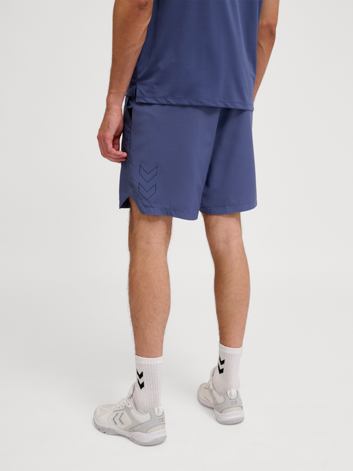 hmlCOURT POCKET SHORTS, BLUE INDIGO, model