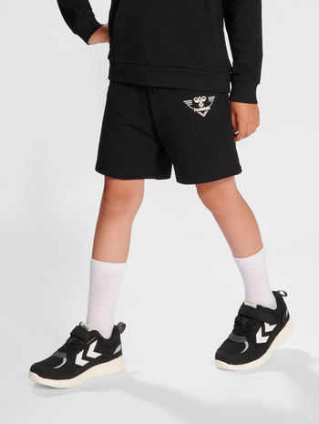 hmlGAIL SHORTS, BLACK, model