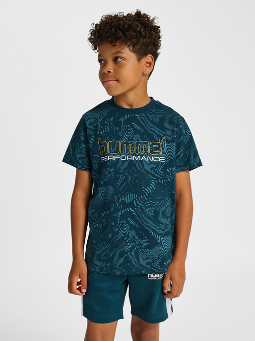 hmlJR AOP LOGO T-SHIRT, REFLECTING POND, model