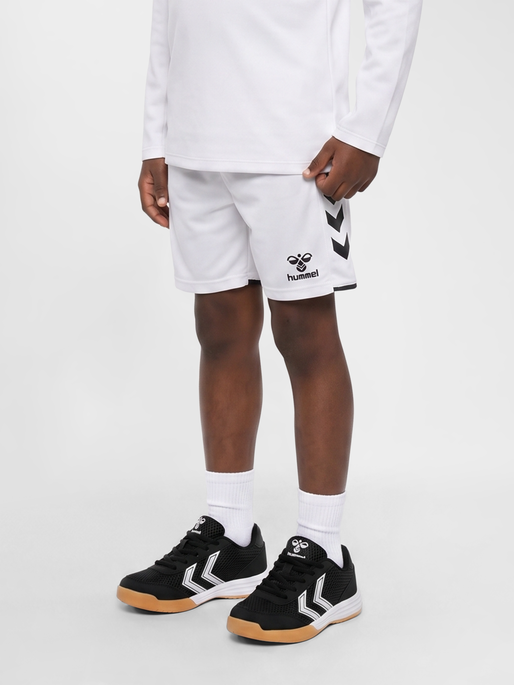 hmlCORE 2.0 SHORTS KIDS, WHITE/BLACK, model