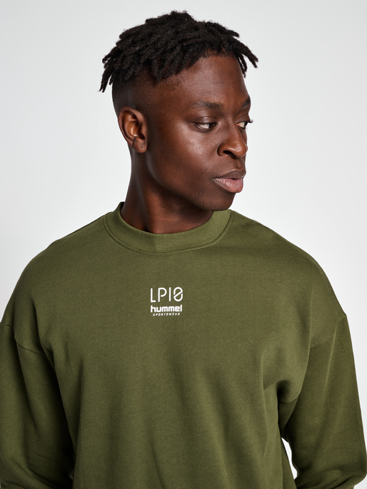 hmlLP10 BOXY SWEATSHIRT, IVY GREEN, model