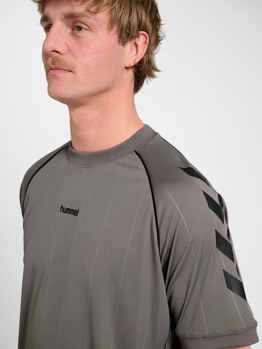 hmlPITCH T-SHIRT S/S, CHARCOAL GRAY, model