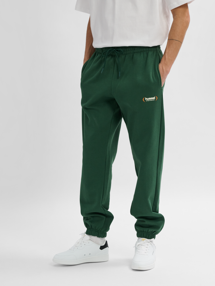 hmlFELIX REGULAR PANTS, DARK GREEN, model