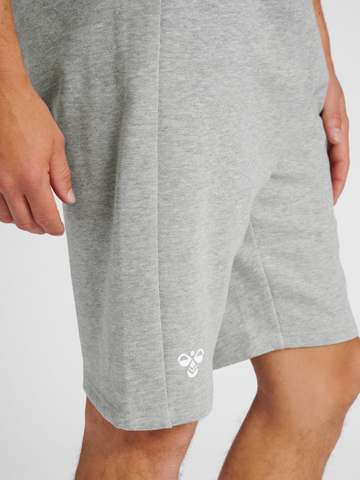 hmlGG12 SWEAT SHORTS, GREY MELANGE, model