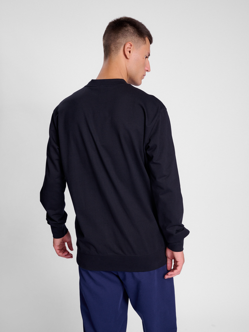 hmlGO 2.0 SWEATSHIRT, BLACK, model