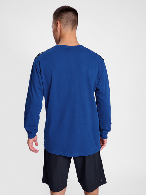 hmlAUTHENTIC CO TRAINING SWEAT, TRUE BLUE, model