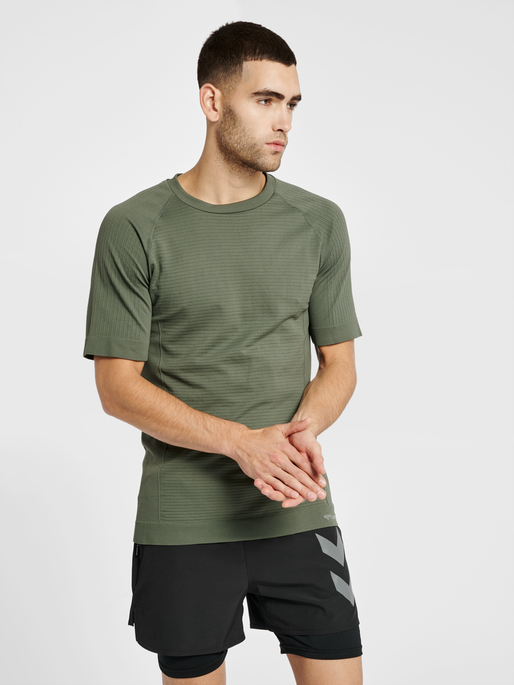 hmlSTROKE SEAMLESS T-SHIRT, THYME, model