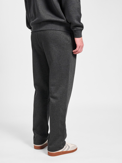 hmlSW CHEVRON ATHLETIC SWEAT PANTS, DARK GREY MELANGE, model