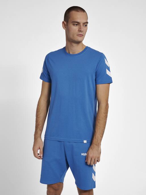 hmlLEGACY CHEVRON T-SHIRT, DEEP WATER, model