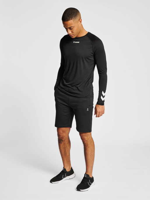 hmlMT INTERVAL SHORTS, BLACK, model