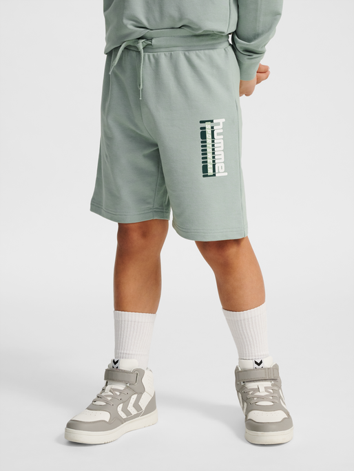 hmlTUKAS SHORTS, ICEBERG GREEN, model