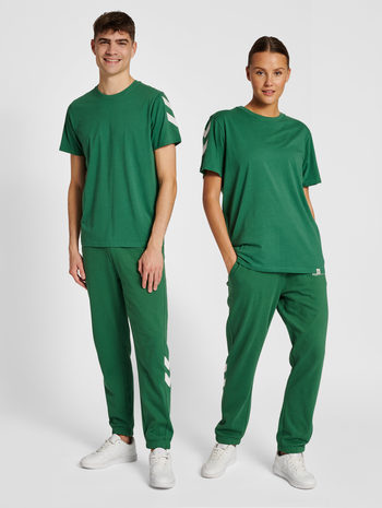 hmlLEGACY CHEVRON T-SHIRT, FOLIAGE GREEN, model