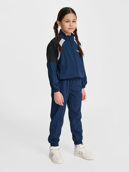 hmlJR LOOSE TRACKSUIT PANTS, DRESS BLUES, model