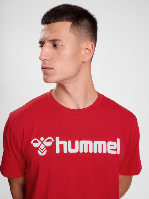 hmlGO 2.0 LOGO T-SHIRT S/S, TRUE RED, model