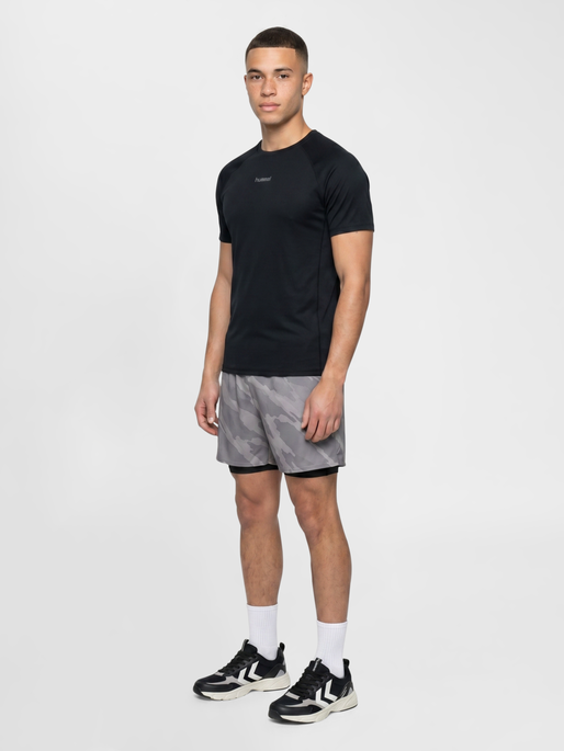 hmlHIIT INTENSITY AOP 2 IN 1 SHORTS, SHARKSKIN, model