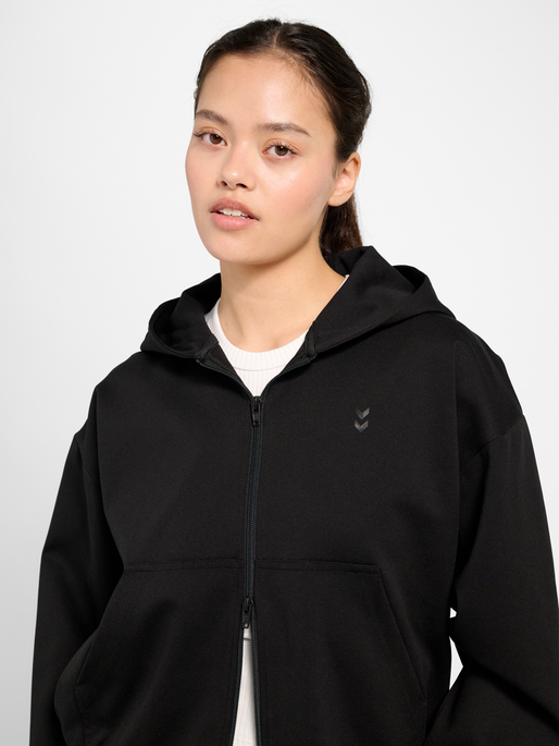 hmlDEFENDER W ZIP HOODIE, BLACK, model