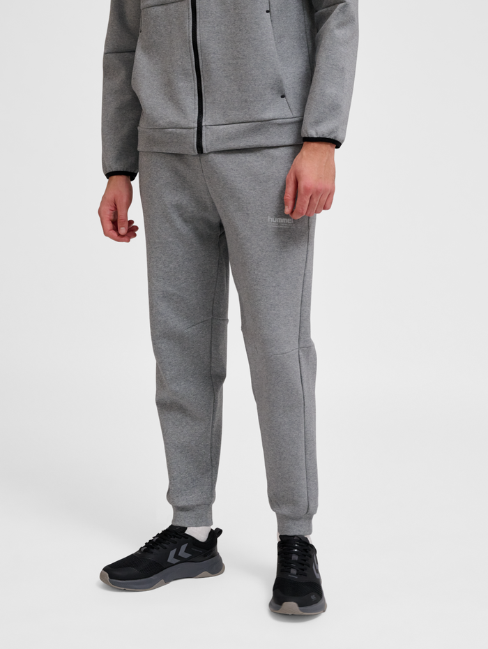 hmlTECH FLEECE REGULAR PANTS, GREY MELANGE, model