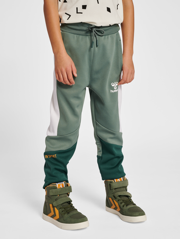 hmlJASON PANTS, LAUREL WREATH, model
