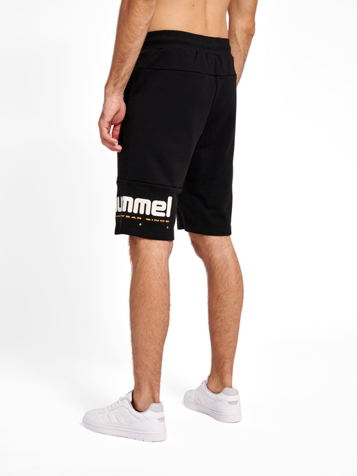 hmlLGC MANFRED SHORTS, BLACK, model