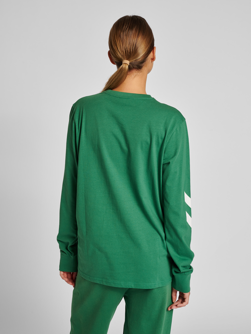 hmlLEGACY T-SHIRT L/S, FOLIAGE GREEN, model