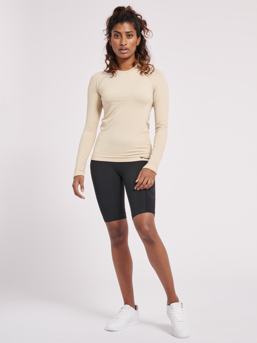hmlCLEA SEAMLESS TIGHT T-SHIRT LS, CHATEAU GRAY, model