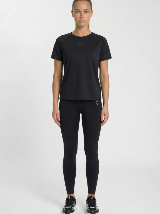 hmlVANJA TECH T-SHIRT S/S, BLACK, model