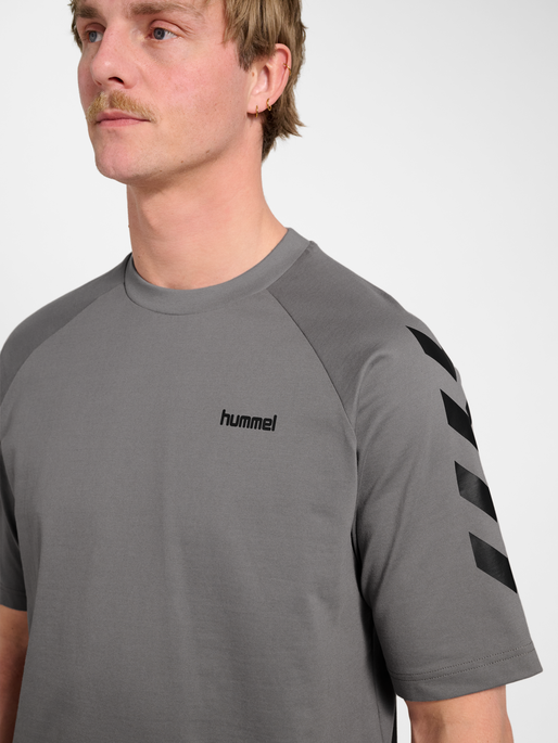 hmlKEEPER CHEVRON T-SHIRT S/S, CHARCOAL GRAY, model