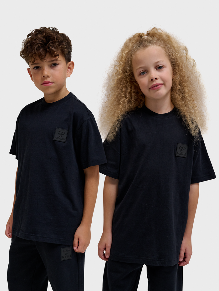 hmlCLEAN T-SHIRT S/S, BLACK, model