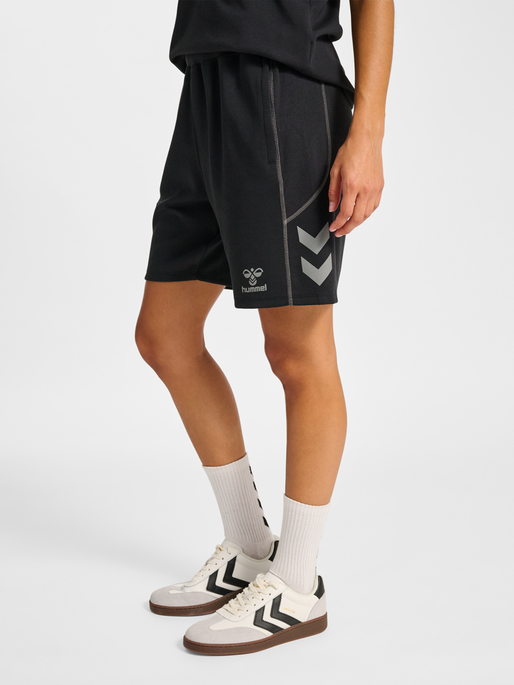 hmlMOVE 2.0 SHORTS WOMAN, BLACK, model