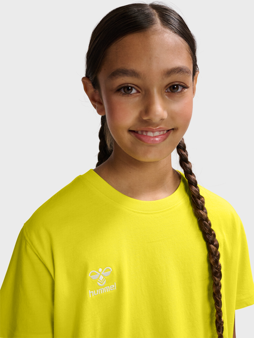 hmlGO 2.0 T-SHIRT S/S KIDS, BLAZING YELLOW, model