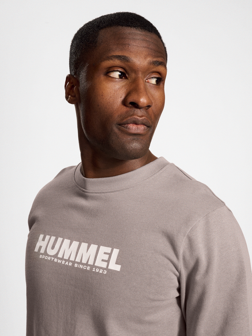 hmlLEGACY SWEATSHIRT, MOON ROCK, model