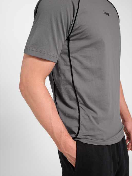 hmlPITCH REST DAY T-SHIRT S/S, CHARCOAL GRAY, model