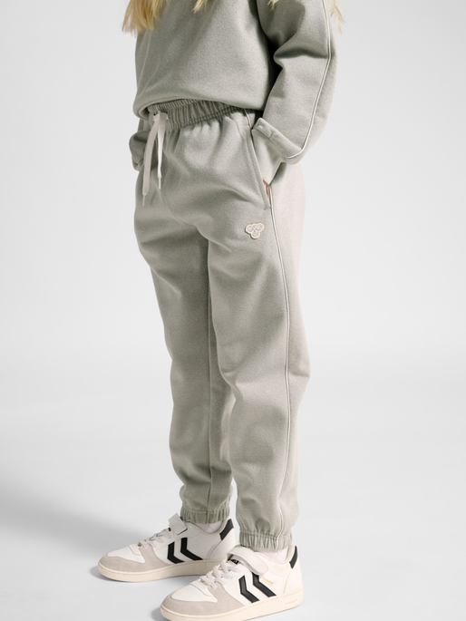 hmlJR LOOSE GLITTER SWEATPANT, HIGH RISE, model