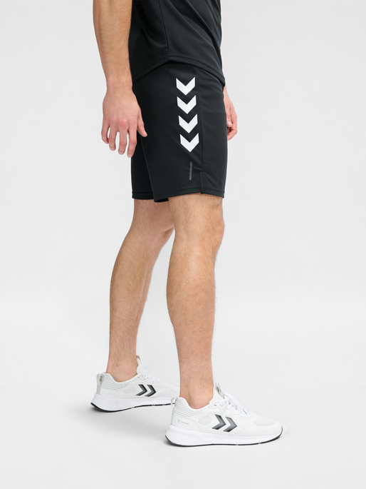 hmlTE TOPAZ SHORTS, BLACK, model