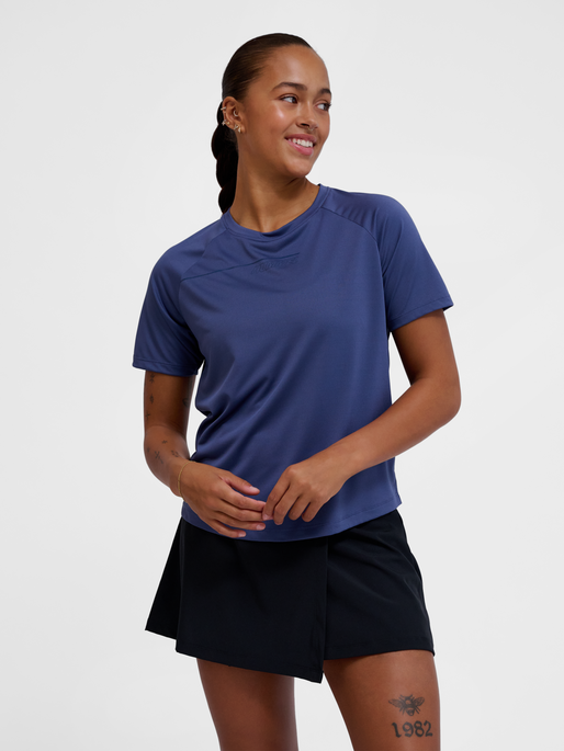 hmlCOURT LIGHT WEIGHT T-SHIRT W, BLUE INDIGO, model
